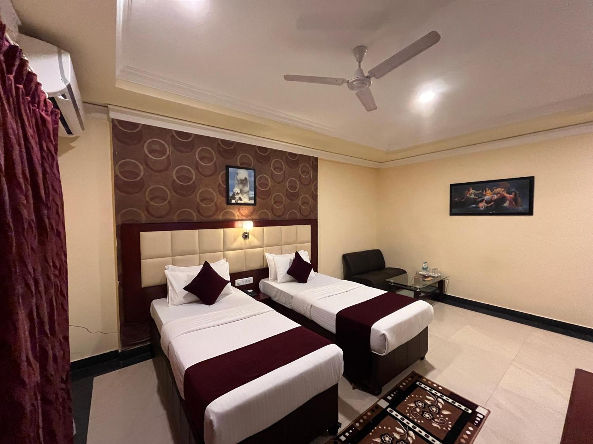 Ananya Comfortss Hospet Luaran gambar
